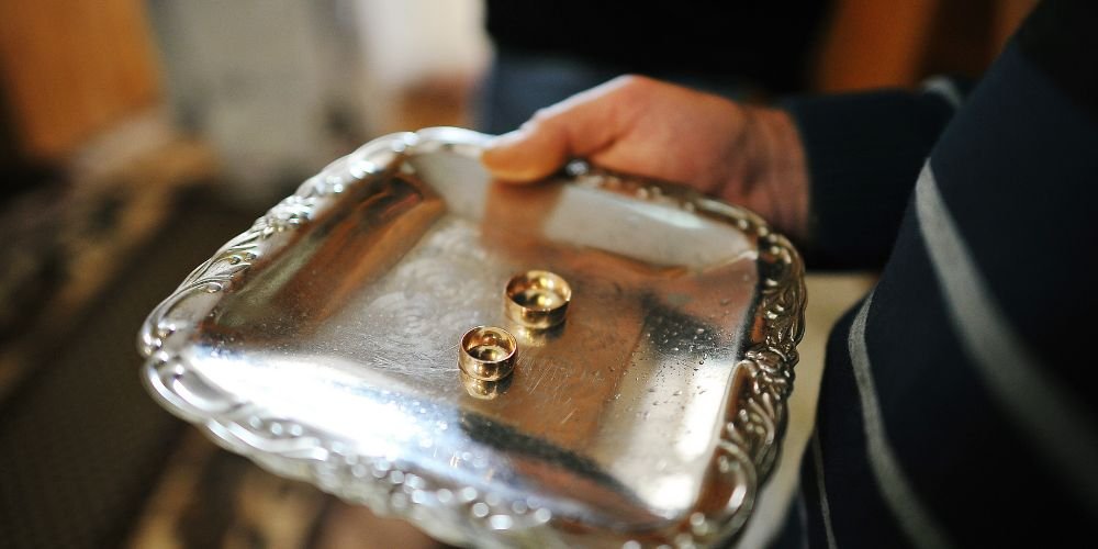 黃金典當 vs 黃金買斷差在哪？不想賣斷紀念金飾的黃金借款指南